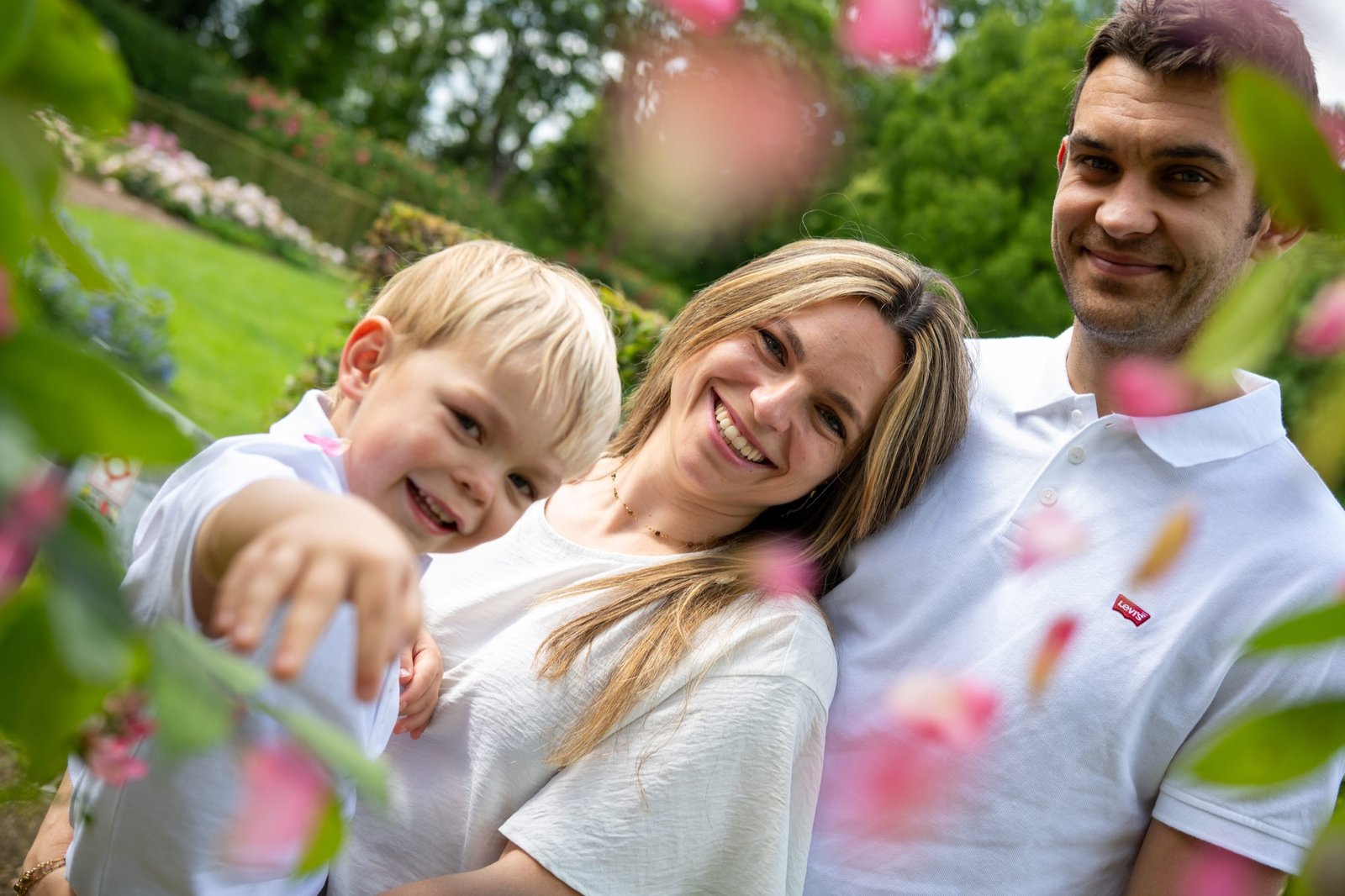 Séance photo en famille en extérieur dans un jardin fleuri, Studio 7700.BE