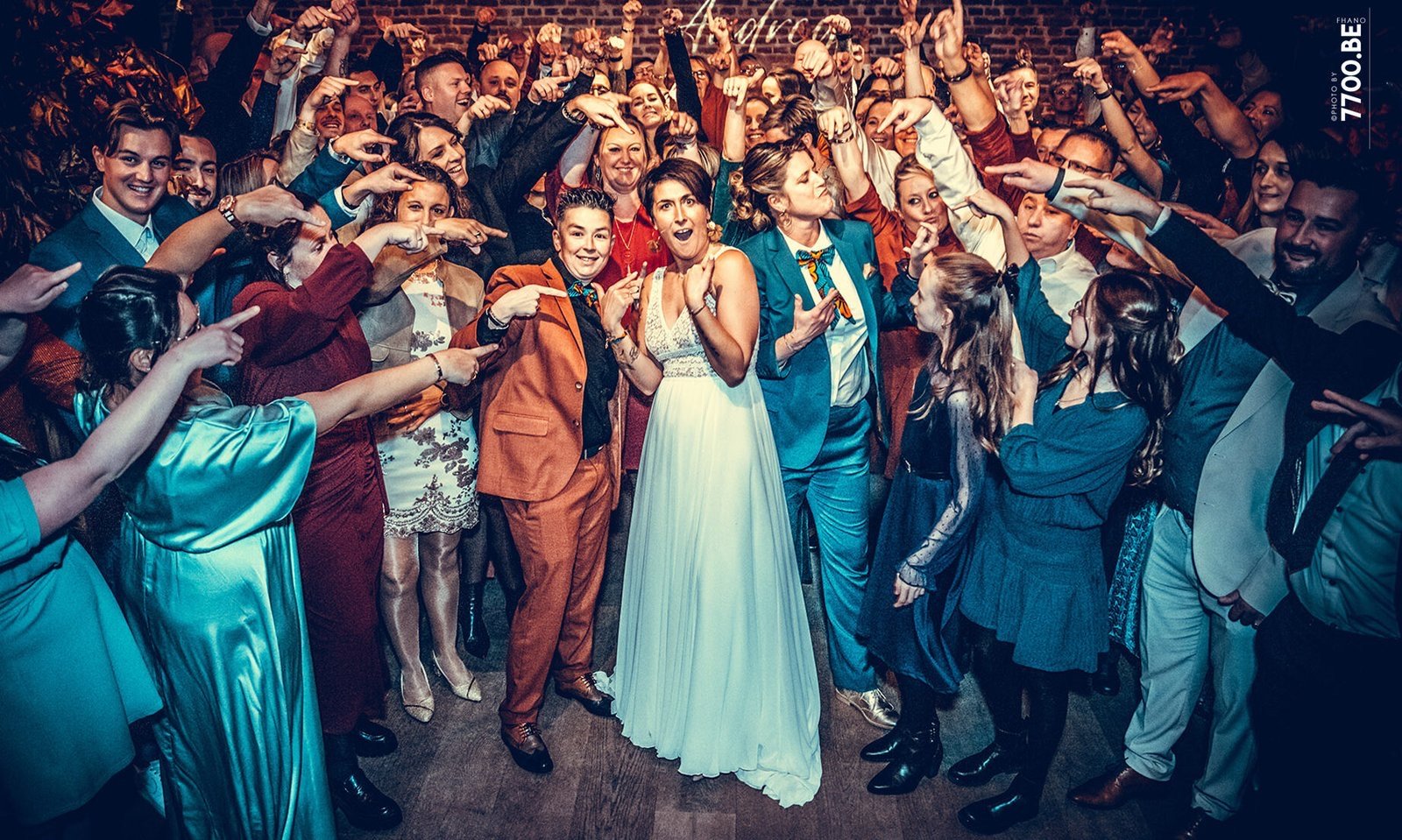 Mariés et invités en pleine fête sur la piste de danse, blog mariage Scènes de Mariage