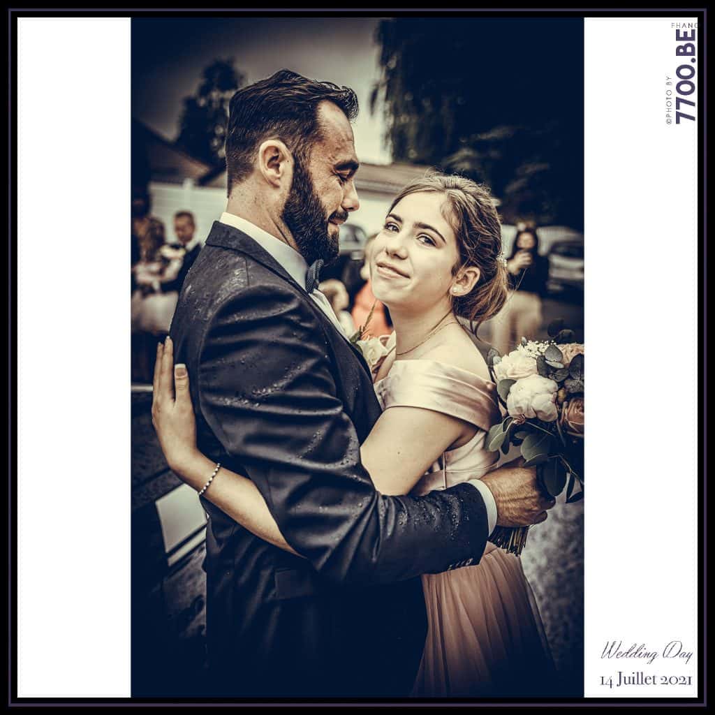 Arrivée du marié et remise du bouquet - Quelques photos © faites par le studio 7700BE et votre photographe Fhano lors du mariage de GERALDINE ET SEBASTIEN