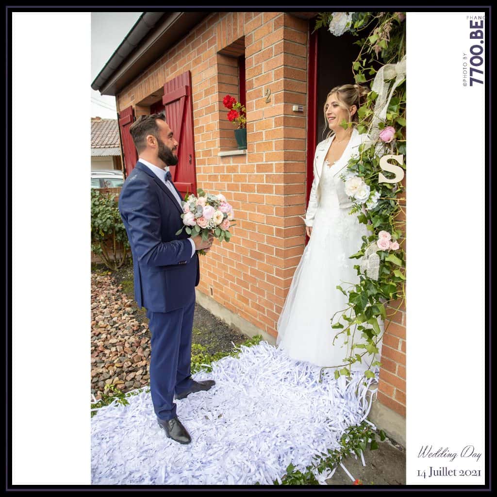 Arrivée du marié et remise du bouquet - Quelques photos © faites par le studio 7700BE et votre photographe Fhano lors du mariage de GERALDINE ET SEBASTIEN