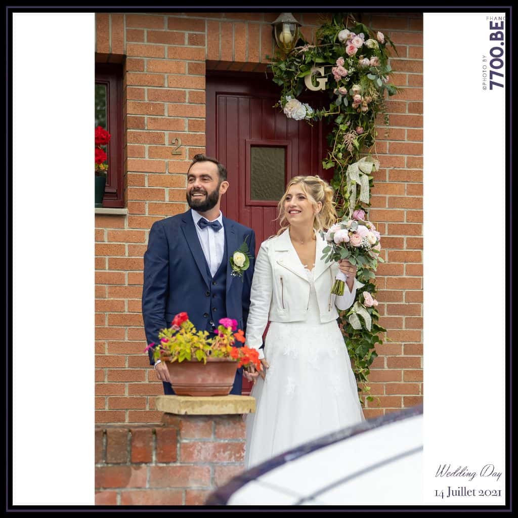 Arrivée du marié et remise du bouquet - Quelques photos © faites par le studio 7700BE et votre photographe Fhano lors du mariage de GERALDINE ET SEBASTIEN