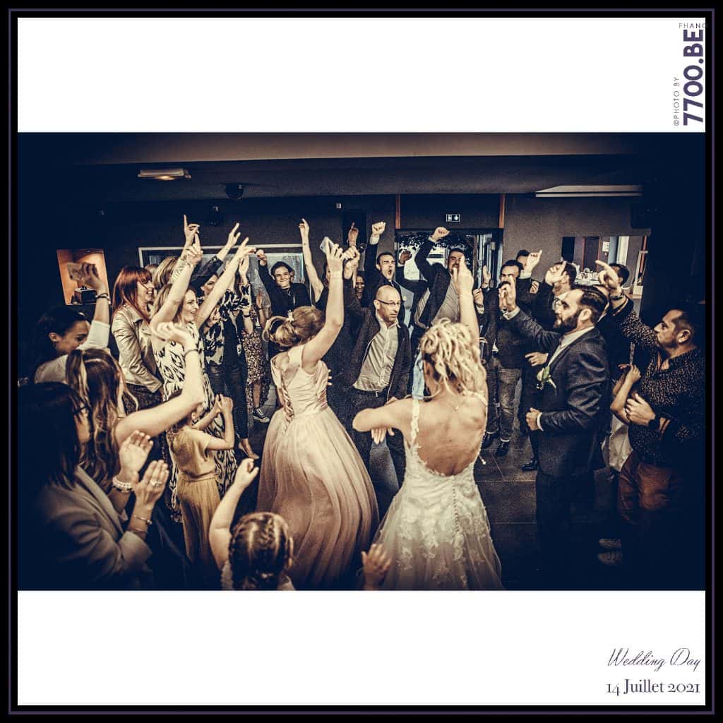 Entrée des mariés lors de la réception au domaine de l'abbaye à Raismes - Quelques photos © faites par le studio 7700BE et votre photographe Fhano lors du mariage de GERALDINE ET SEBASTIEN