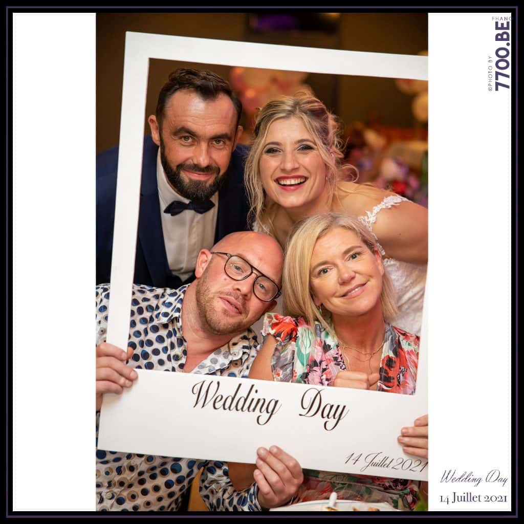 Séance photo avec cadre proposéé à table aux invités avec les mariés - Quelques photos © faites par le studio 7700BE et votre photographe Fhano lors du mariage de GERALDINE ET SEBASTIEN